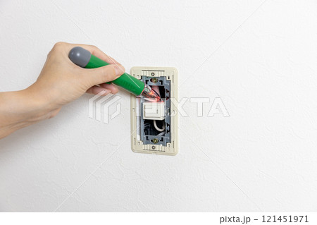 照明スイッチの検電 121451971