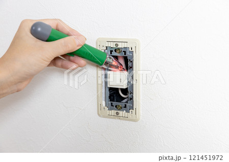 照明スイッチの検電 121451972