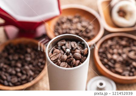 コーヒー豆を挽く コーヒー豆を挽く 121452039