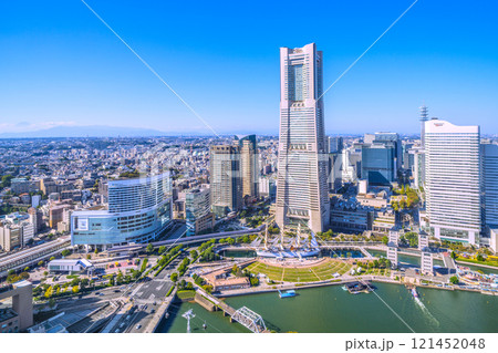 日本の横浜都市景観 総帆展帆の日本丸や桜木町駅、横浜ランドマークタワー、富士山などを望む＝3日 121452048