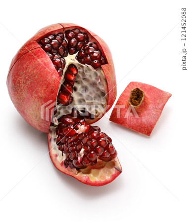 ザクロの実の皮の剥き方。 121452088