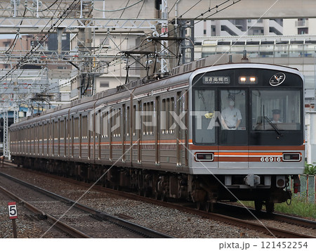 南茨木駅を出発する66系普通高槻市ゆき(66616) 南茨木駅を出発する66系普通高槻市ゆき(66616) 121452254