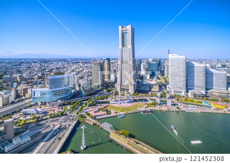 日本の横浜都市景観 総帆展帆の日本丸や富士山、桜木町駅、ランドマークタワー、スカイダックなどを望む 121452308