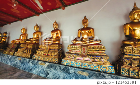 黄金色に輝く金色の仏塔ワットポー 黄金色に輝く金色の仏塔ワットポー 121452591