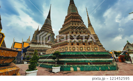 黄金色に輝く仏塔タイ 121452595