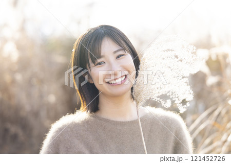 ススキの中を散策する女性 121452726