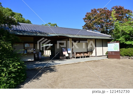 日本庭園白鳥庭園の出入り口 日本庭園白鳥庭園の出入り口 121452730