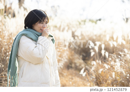 風邪症状の女性 風邪症状の女性 121452879