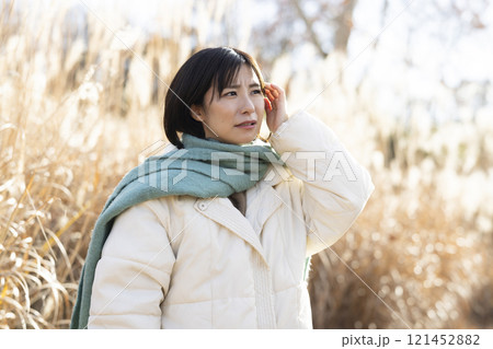 風邪症状の女性 121452882