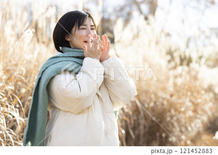風邪症状の女性 風邪症状の女性 121452883