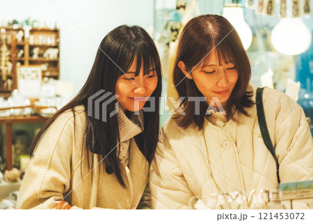 ショッピングを楽しむ女性　【撮影協力・沼垂テラス商店街】 121453072
