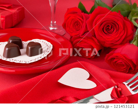 赤いバラとハートのチョコレート 赤いバラとハートのチョコレート 121453121