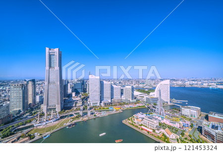 日本の横浜都市景観 総帆展帆の日本丸やランドマークタワー、六本木、麻布台、スカイツリーなどを望む 日本の横浜都市景観 総帆展帆の日本丸やランドマークタワー、六本木、麻布台、スカイツリーなどを望む 121453324