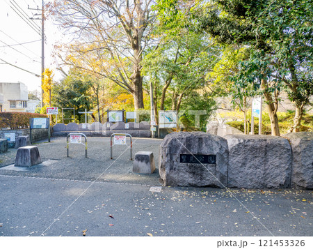 里見公園の入口にある石銘板（千葉県市川市） 121453326