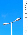 青空と道路照明 121453870