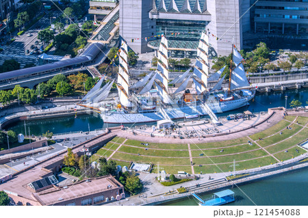 日本の横浜都市景観 新景・総帆展帆の日本丸や横浜ランドマークタワなどを望む＝3日 121454088