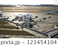離陸準備中の飛行機 121454104