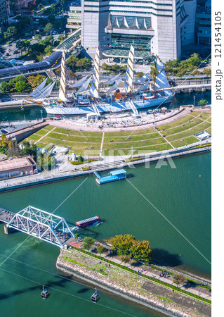 日本の横浜都市景観 新景・総帆展帆の日本丸や横浜ランドマークタワー、スカイダックなどを望む＝3日 121454105