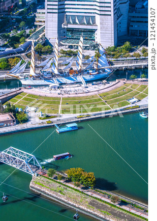 日本の横浜都市景観 新景・総帆展帆の日本丸や横浜ランドマークタワー、スカイダックなどを望む＝3日 121454107