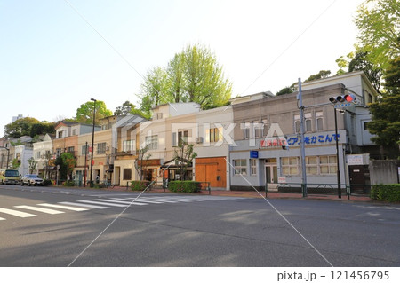 東京都江東区清澄三丁目　「清澄長屋」のレトロな街並み 121456795