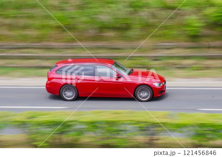 疾走する赤い輸入車　BMW6代目3シリーズツーリング 121456846