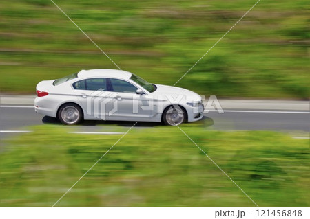疾走する白い輸入車 BMW7代目5シリーズセダン 疾走する白い輸入車 BMW7代目5シリーズセダン 121456848