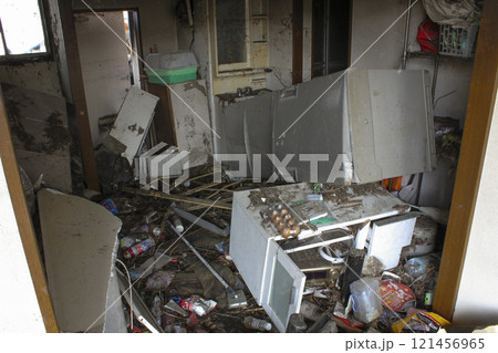 東日本大震災で津波被害を受けた部屋 After Tohoku Earthquake 121456965