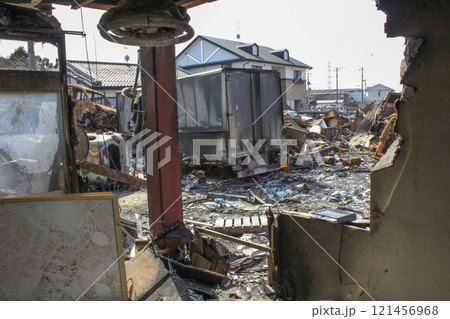 東日本大震災で津波被害を受けた部屋 After Tohoku Earthquake 121456968