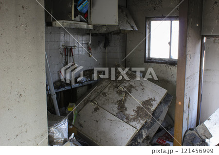 東日本大震災で津波被害を受けた部屋 A room damaged by the tsunami ca 121456999