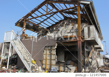 東日本大震災で津波被害を受けたアパート After Earthquake 121457000