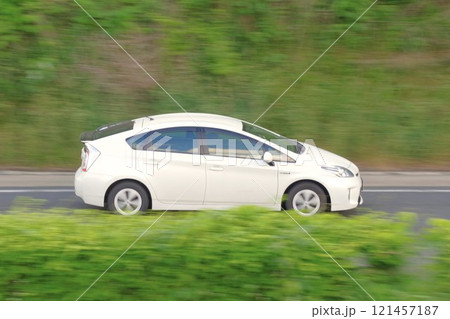 走る車を流し撮り　トヨタ3代目プリウス 121457187