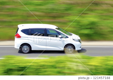 走る車を流し撮り ホンダ2代目フリード 走る車を流し撮り ホンダ2代目フリード 121457188