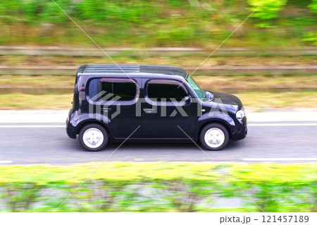 走る車を流し撮り　日産3代目キューブ 121457189