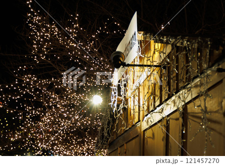 煌めく冬のイルミネーション 121457270