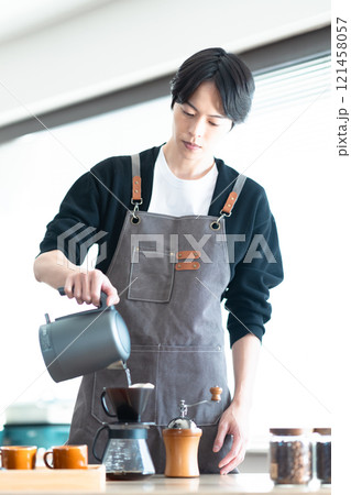 お家で本格的コーヒーを楽しむ男性 お家で本格的コーヒーを楽しむ男性 121458057
