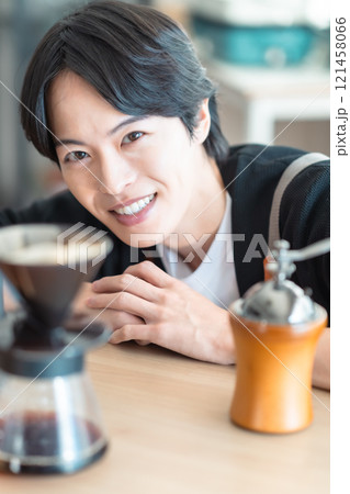 コーヒーのドリップ時間を楽しむ男性バリスタのポートレート コーヒーのドリップ時間を楽しむ男性バリスタのポートレート 121458066