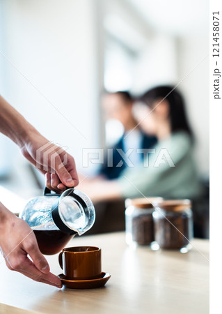落ち着いたカフェとコーヒーを淹れる手元 顔無し 落ち着いたカフェとコーヒーを淹れる手元 顔無し 121458071