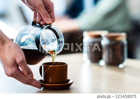 落ち着いたカフェとコーヒーを淹れる手元 顔無し 落ち着いたカフェとコーヒーを淹れる手元 顔無し 121458075