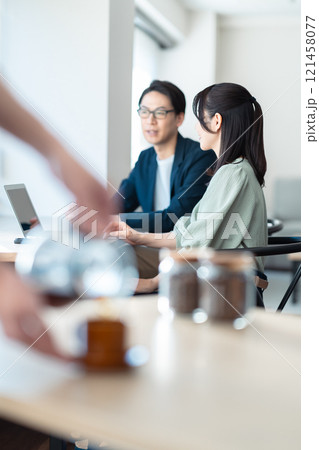 落ち着いたカフェとコーヒーを淹れる手元 顔無し 落ち着いたカフェとコーヒーを淹れる手元 顔無し 121458077