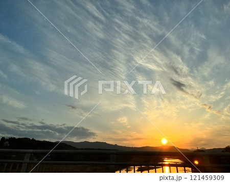 山に沈む夕日 121459309