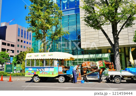 「札幌まちばしゃ」が走る札幌市街地の風景 「札幌まちばしゃ」が走る札幌市街地の風景 121459444