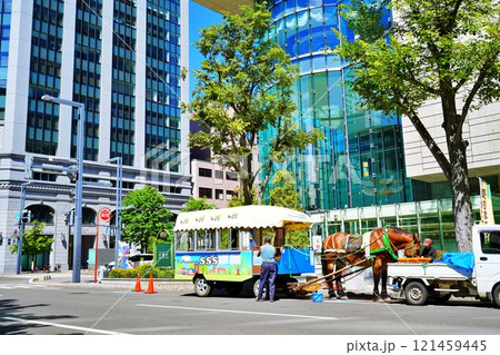 「札幌まちばしゃ」が走る札幌市街地の風景 121459445