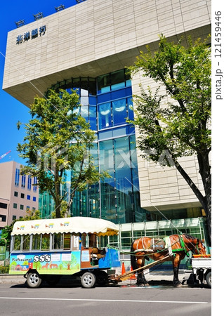 「札幌まちばしゃ」が走る札幌市街地の風景 121459446