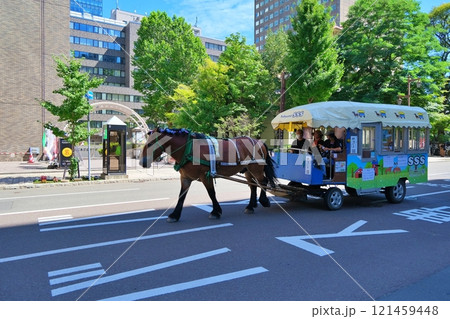 「札幌まちばしゃ」が走る札幌市街地の風景 121459448
