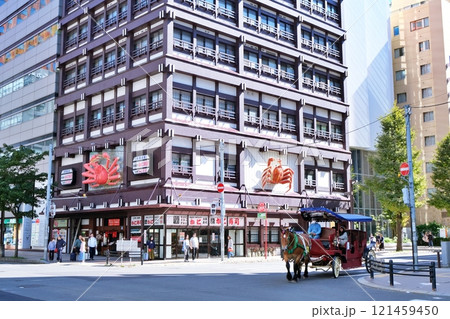 「札幌まちばしゃ」が走る札幌市街地の風景 121459450