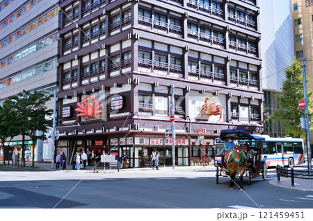 「札幌まちばしゃ」が走る札幌市街地の風景 121459451