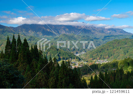 戸隠山と紅葉 121459611