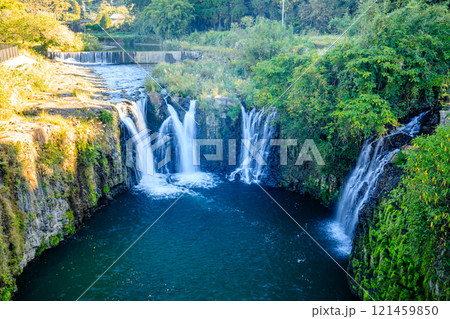 秋の金山橋から見た板井手の滝　鹿児島県姶良市 121459850