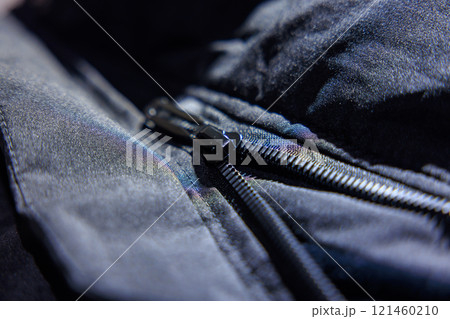 黒色のダウンジャケットのファスナー 121460210