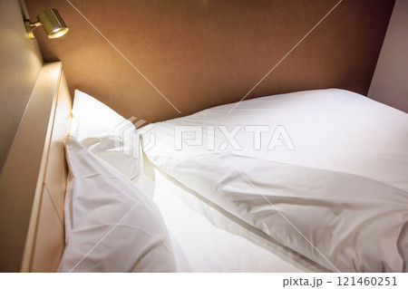 ビジネスホテルのベッド ビジネスホテルのベッド 121460251